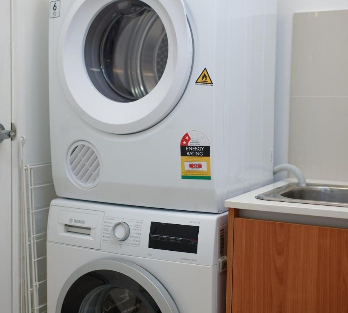 1em Abnb-style 5br, 2 Parking-patio, 5 Mins To Westfield Holiday home