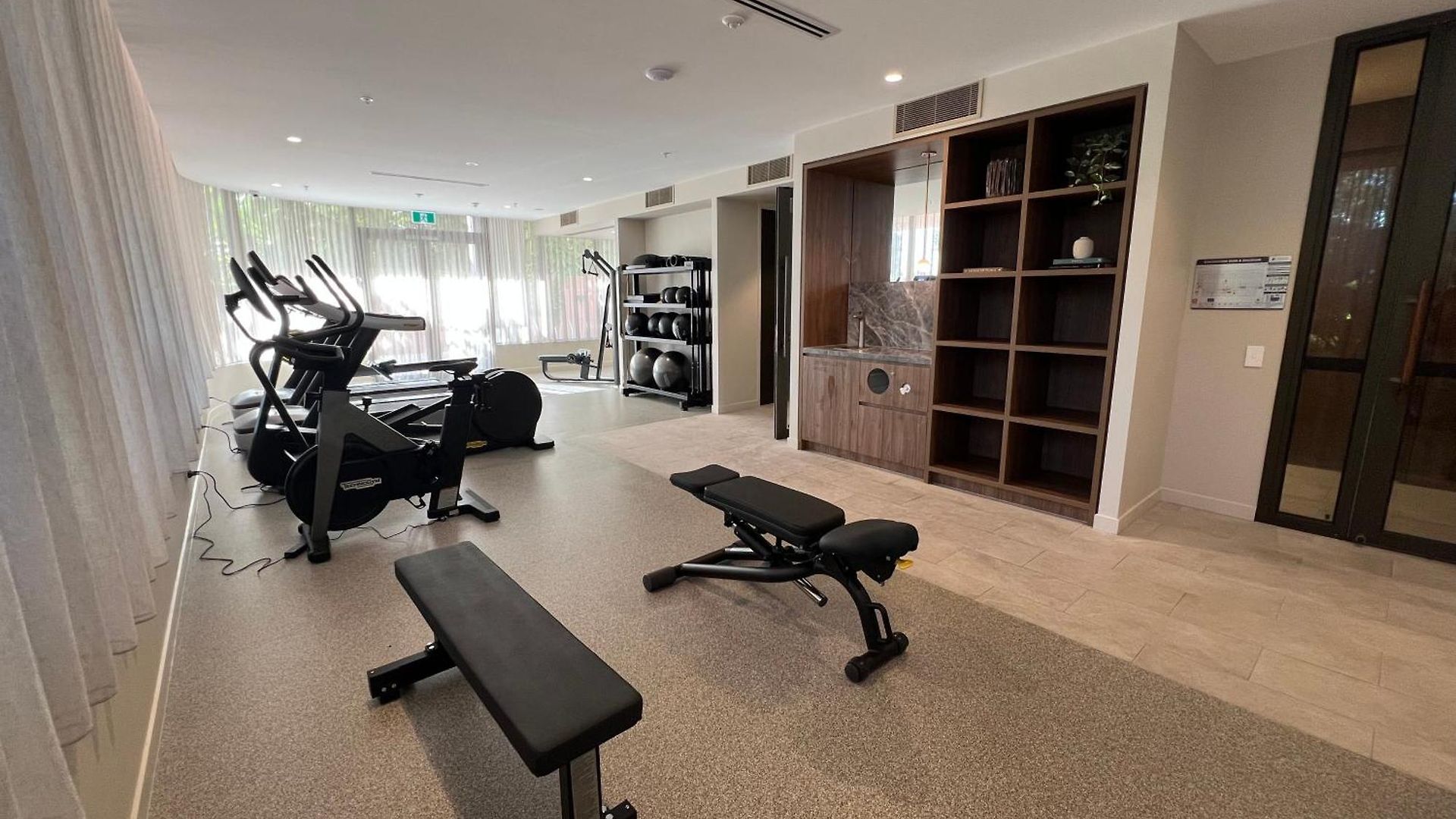 Riverside Modern 2br East With Parking *