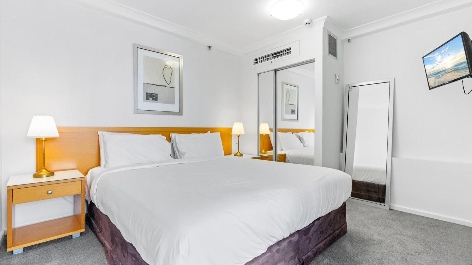 Bright Inner-city Near River View Apartment *