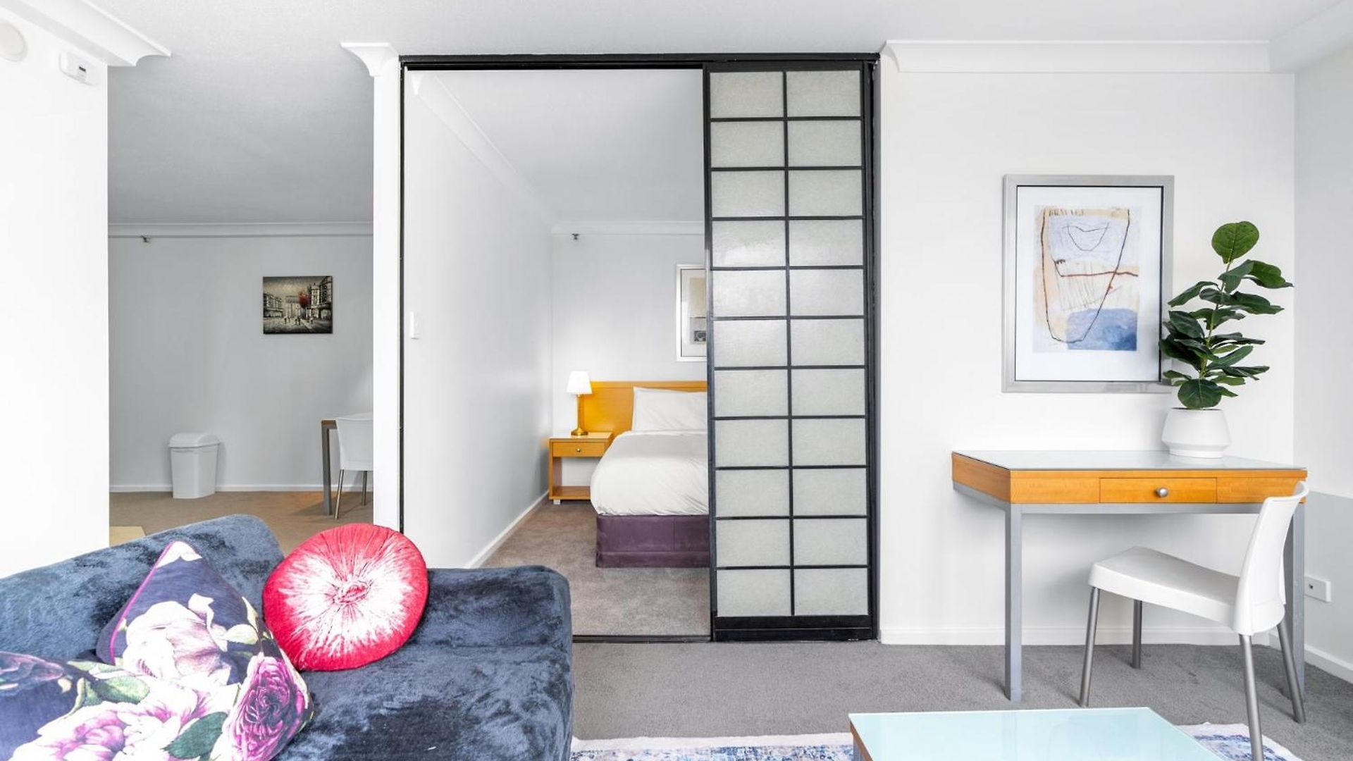 Bright Inner-city Near River View Apartment *