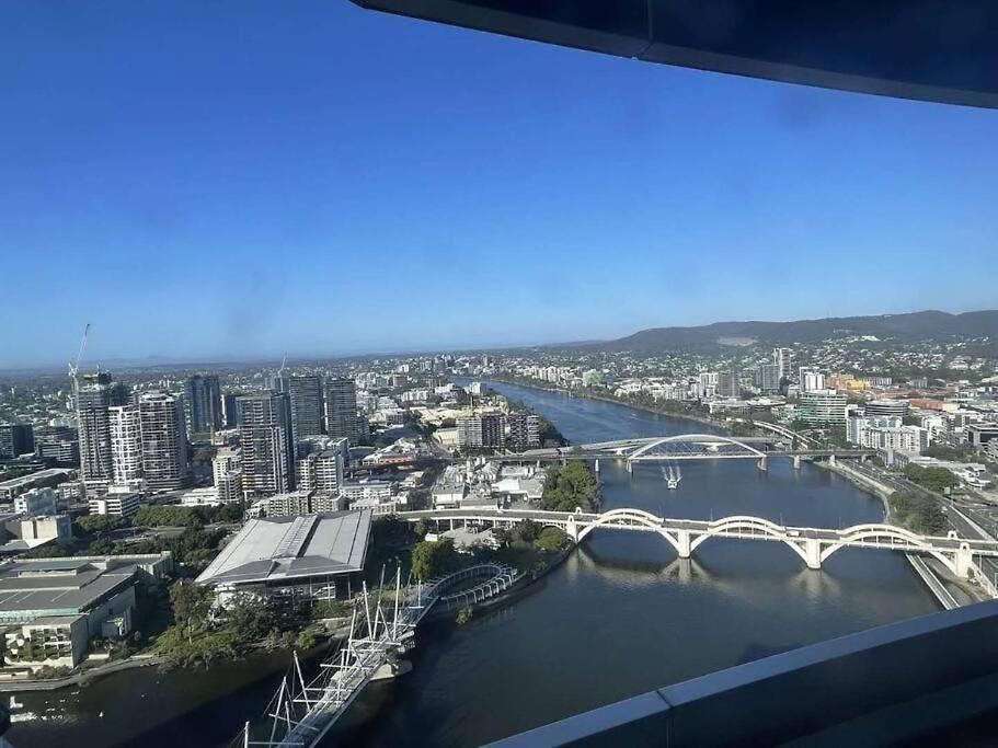 Modem Two Bedroom In Inner Cbd Apartment *