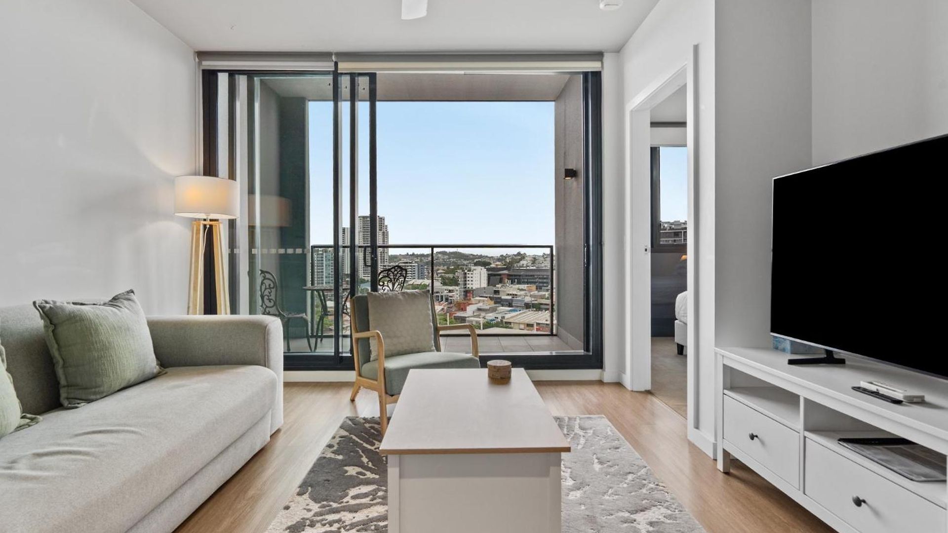Bright 2-bed In Bowen Hills *