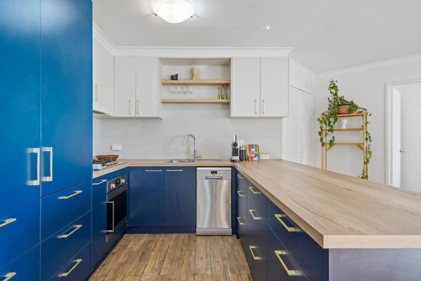 Apartment Modern 2br Retreat With Gym, Pool And Balcony *