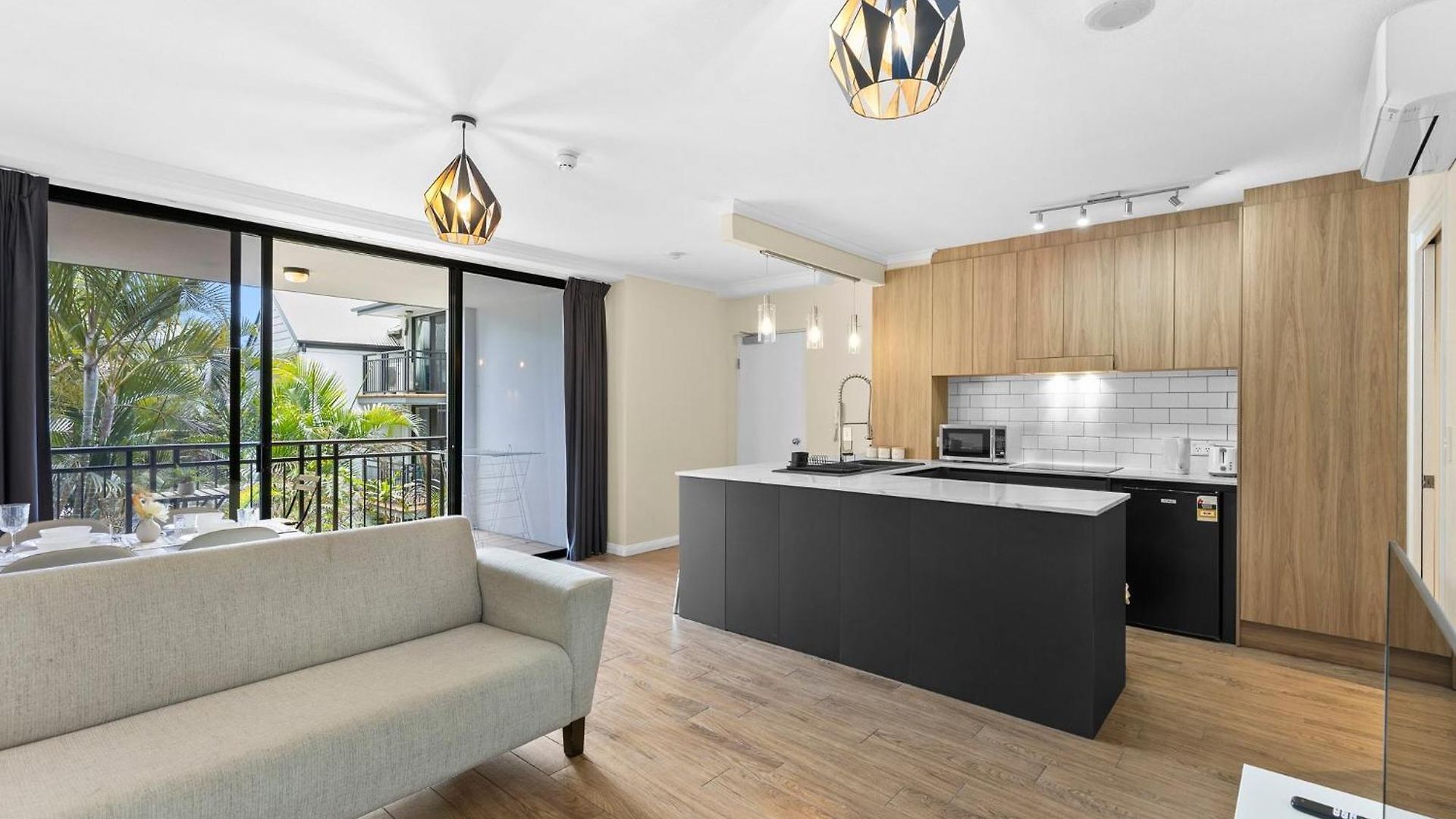 Modern Tropical 1br Oasis In Spring Hill *