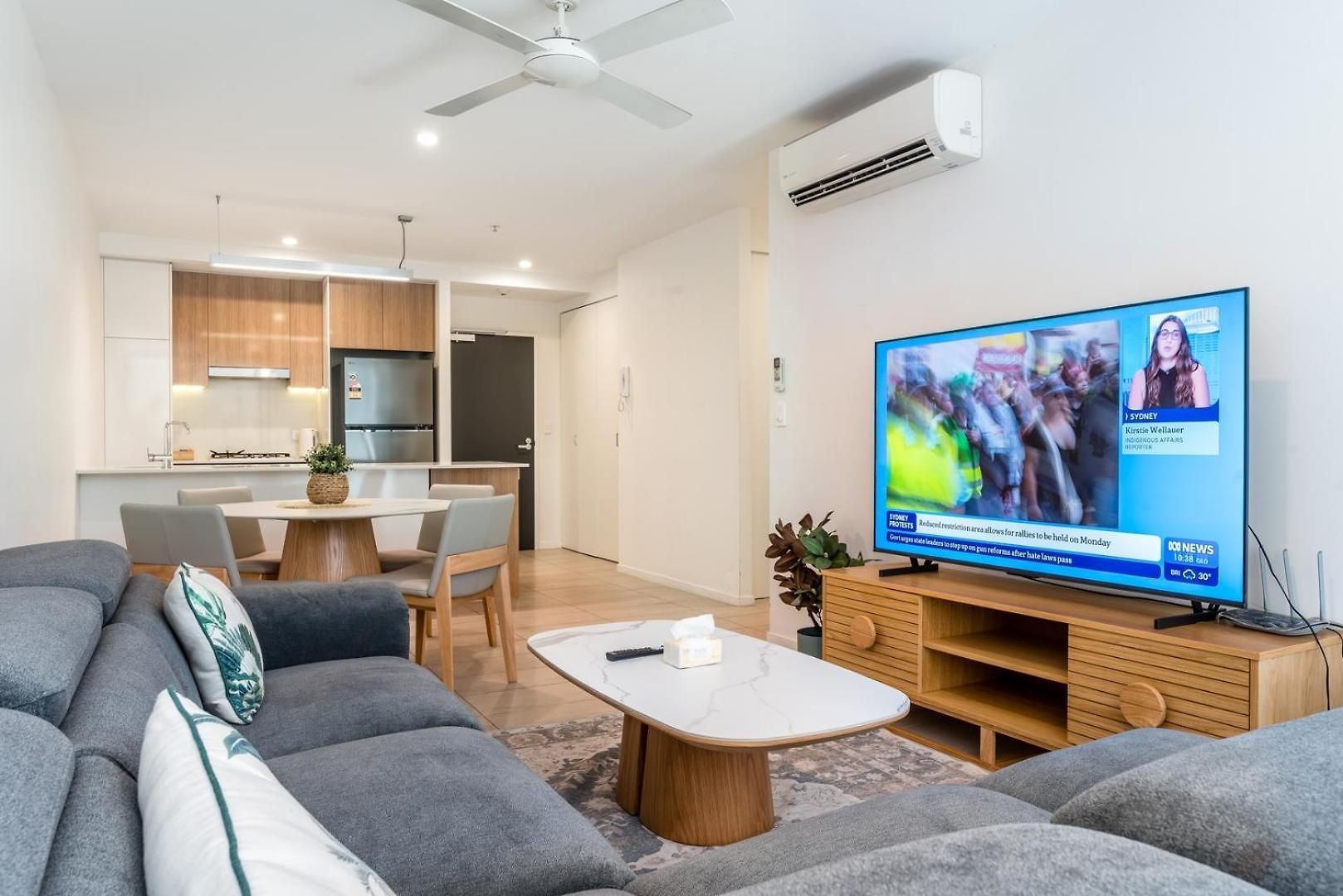 City-center Cozy 2bdr With Parking Apartment *