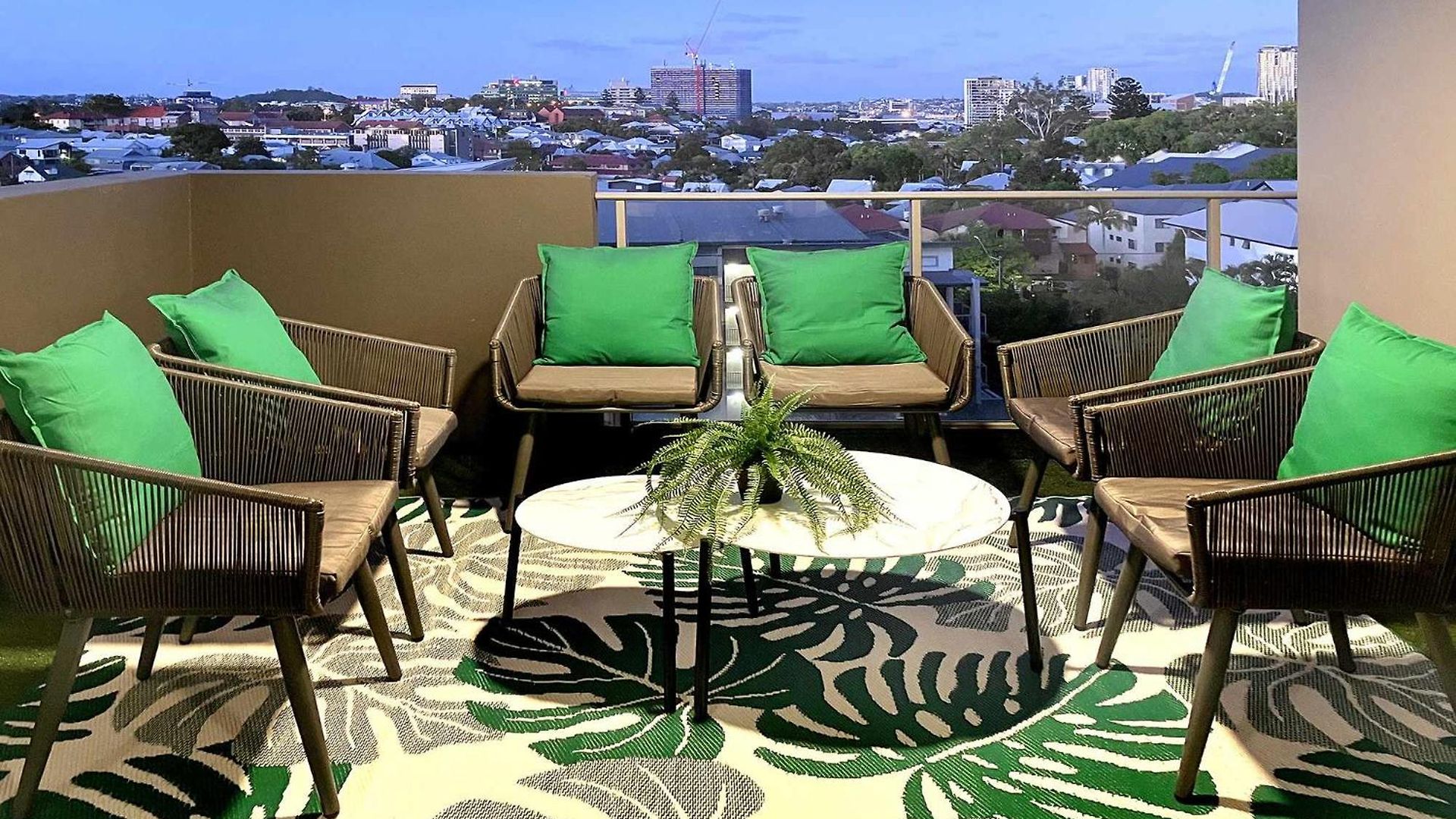 Spring Hill 2br, 2ba Retreat Sleeps 6 - Walk To Cbd With Pool, Free Parking, Balcony, Views, Fast Wi-fi & Gym Apartment *