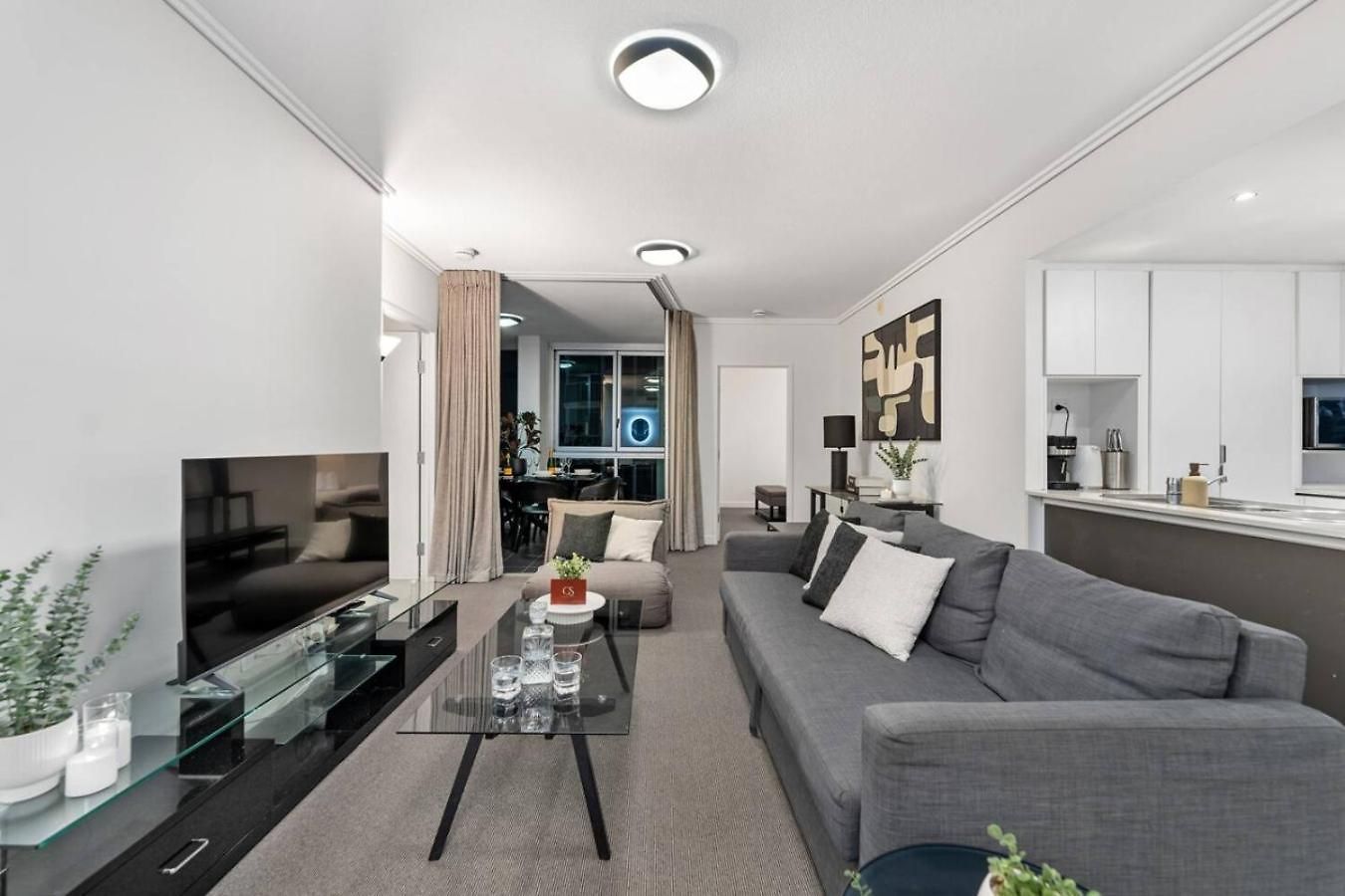 Dusk A Luxury 2bed 2bath Cbd Sky With Pool Parking And Brisbane
