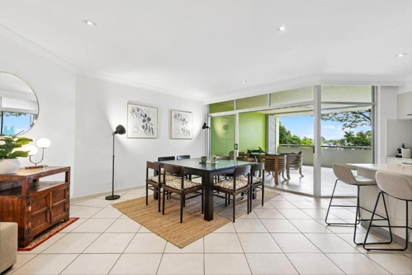 Lovely 3-bed With Alfresco Dining By Custom Hosting *