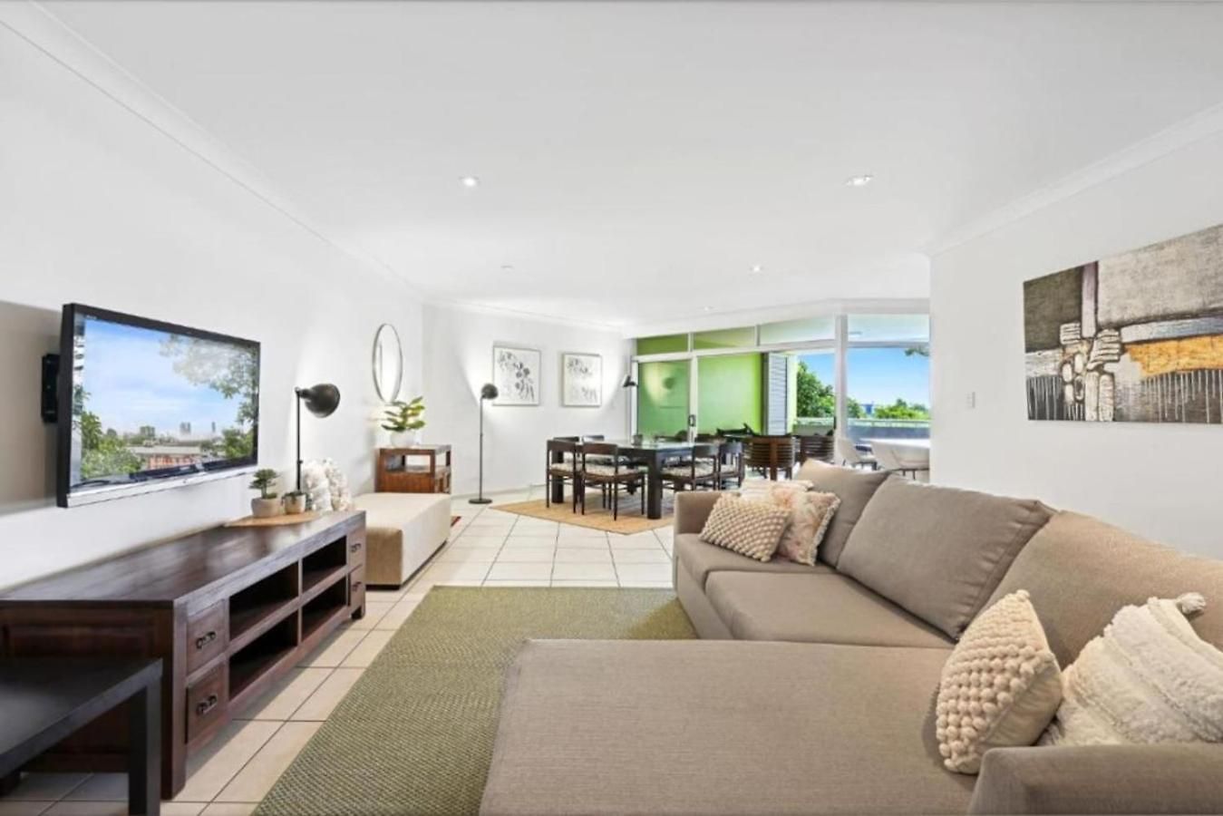 Apartment Lovely 3-bed With Alfresco Dining By Custom Hosting