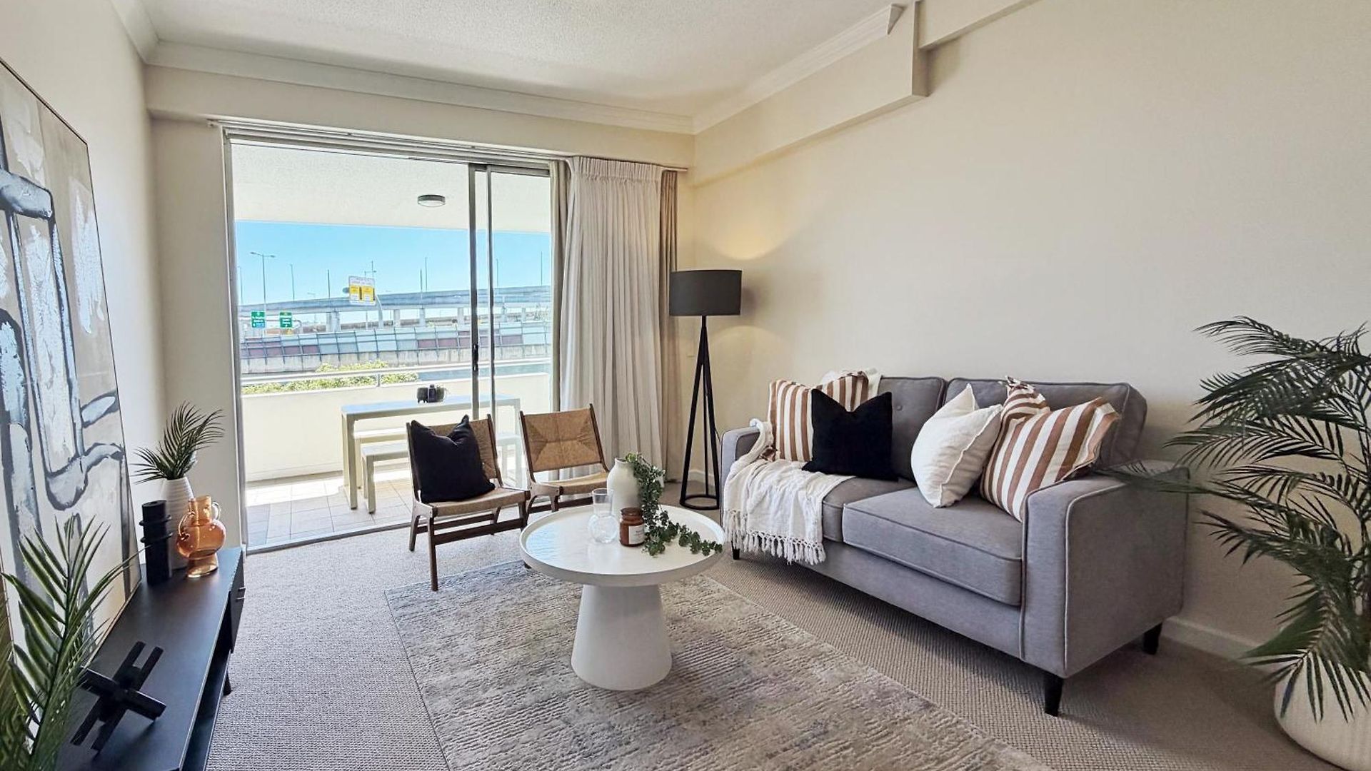 Vacation In Apartment *