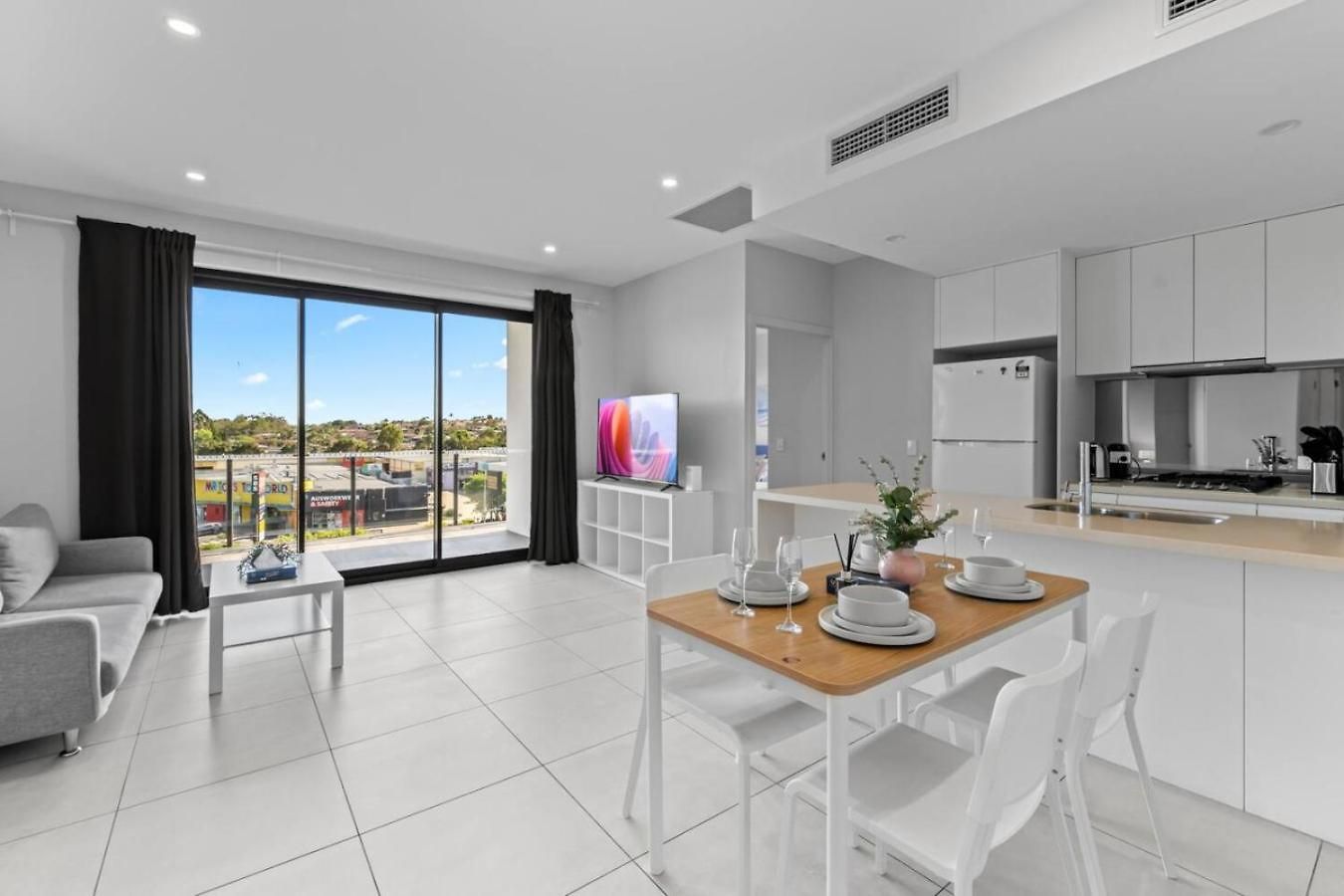 2br Modern With Balcony Great Location * Brisbane