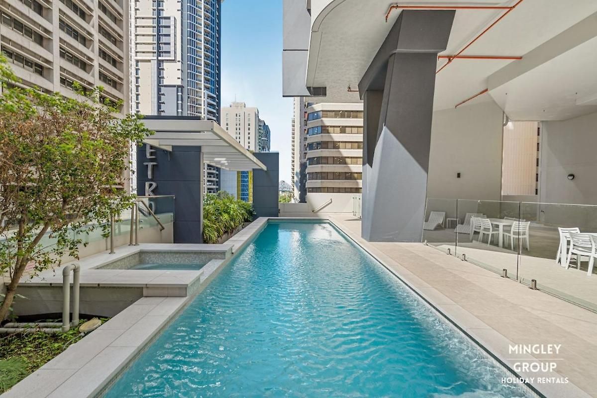 Modern 2b With In Centre * Brisbane