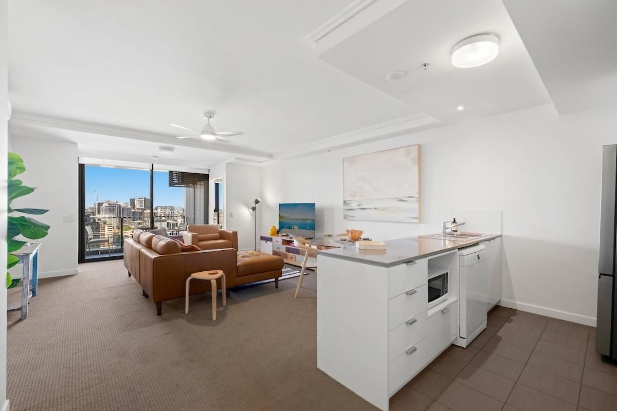 Apartment Immaculate Floor Views - 2bed-2bath-1car-pool *
