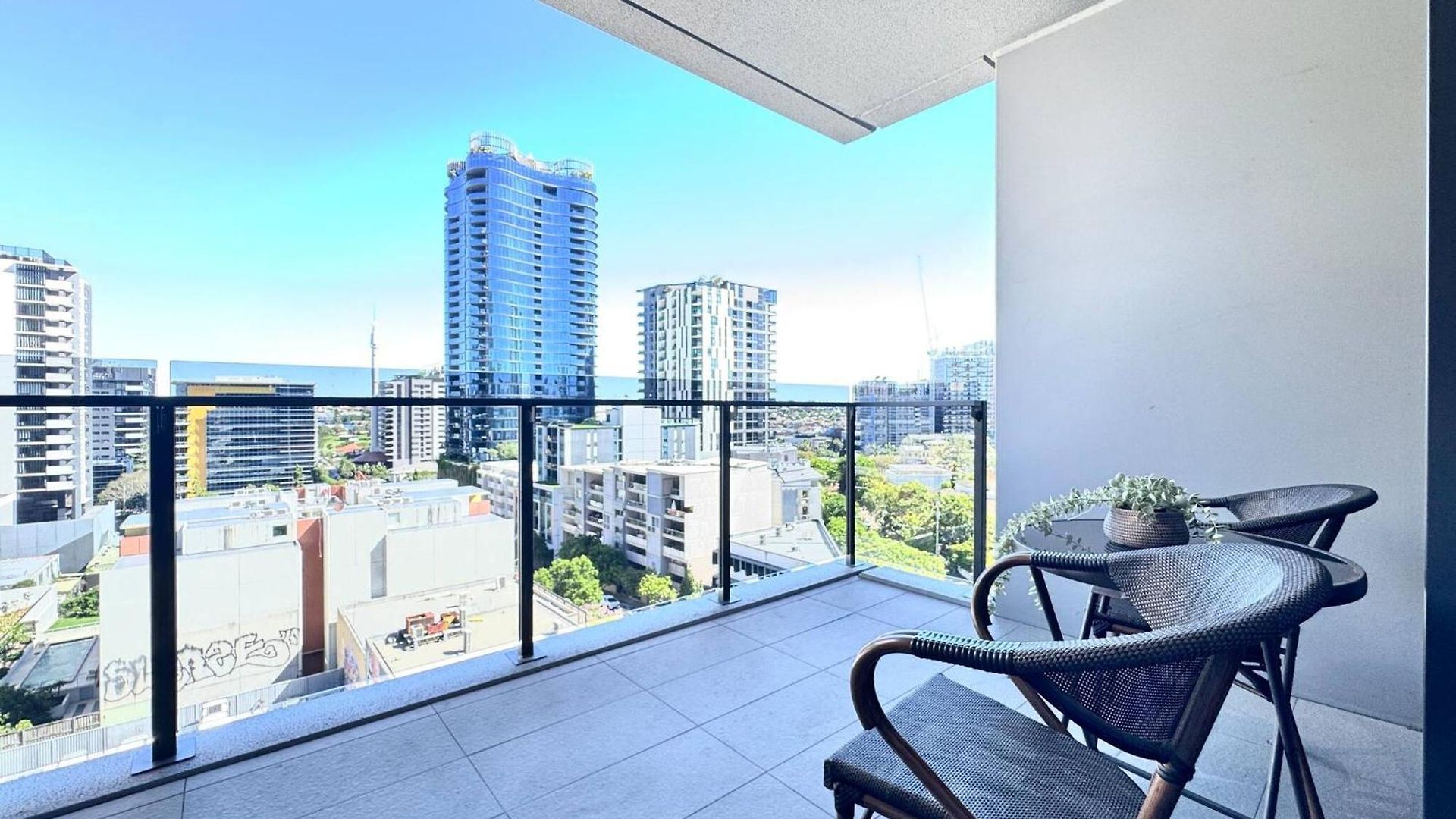 1br One Modern High-rise With Pool & Gym Access Apartment Brisbane
