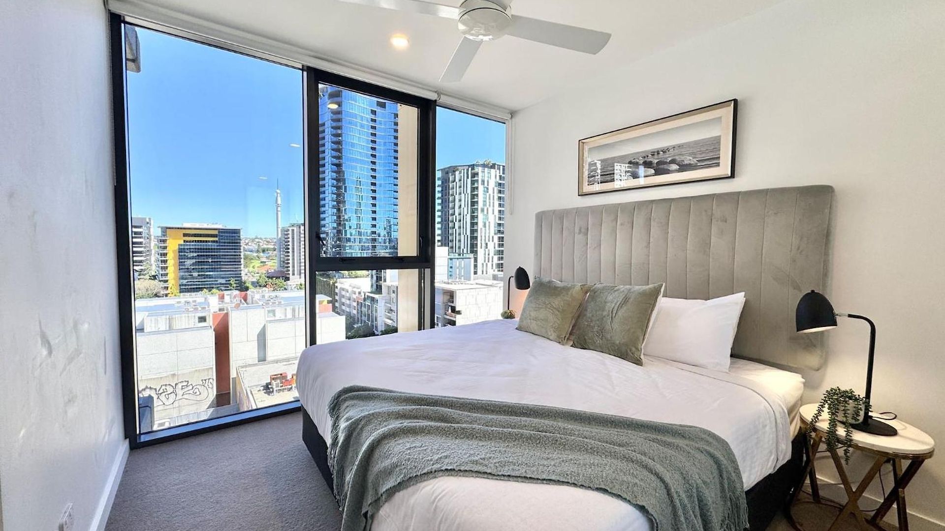 1br One Modern High-rise With Pool & Gym Access *