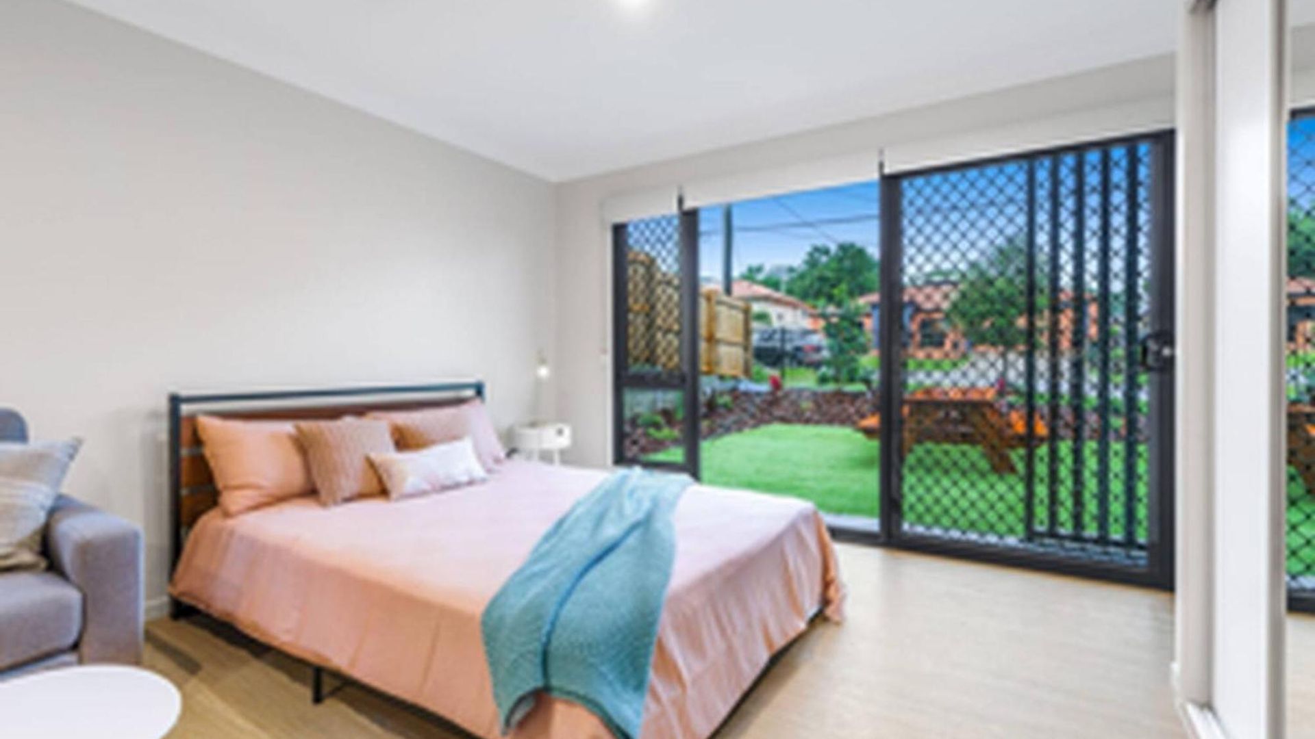 Modern With Garden Views In Shared Apartment *