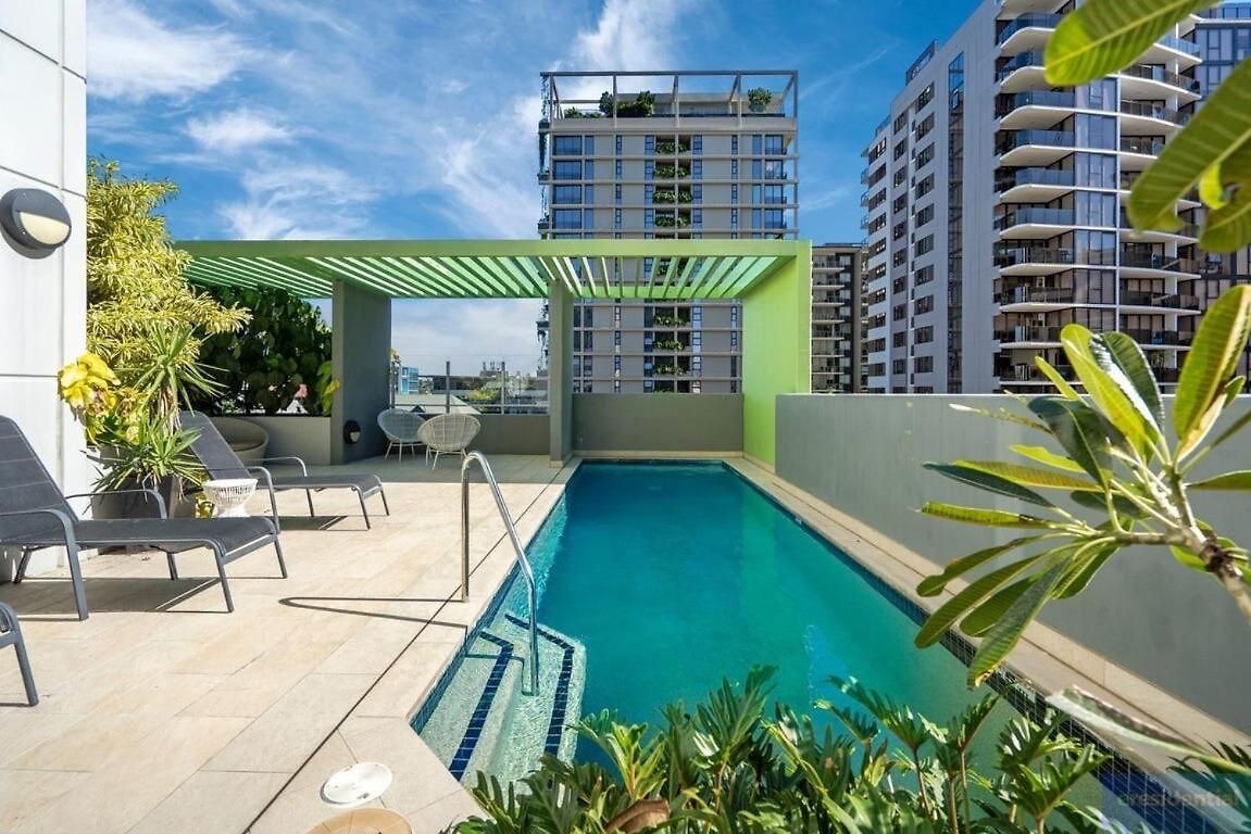 Modern 1br Retreat - Pool, Gym, Parking - Walk To South Bank Apartment