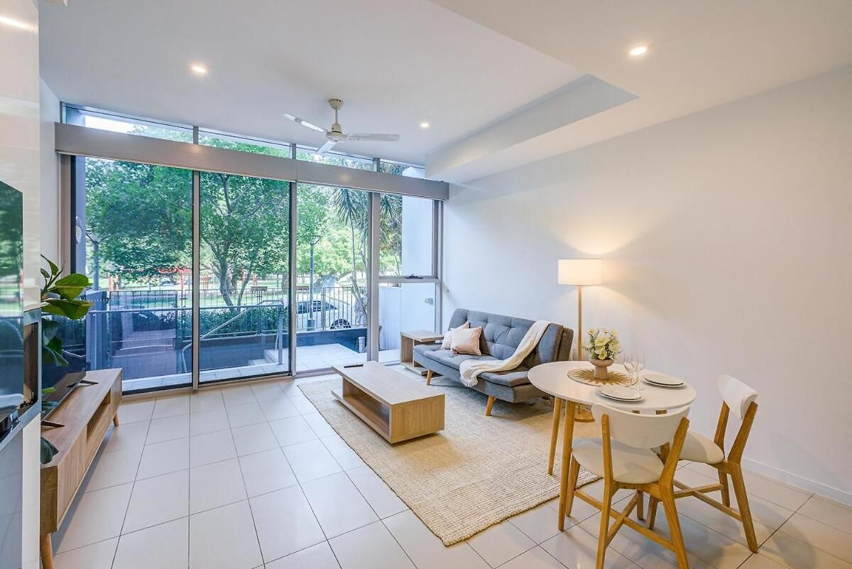Modern 1br Retreat - Pool, Gym, Parking - Walk To South Bank Apartment
