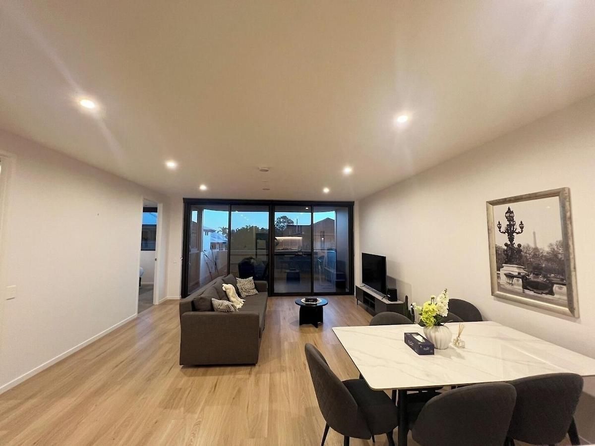 Riverside Modern 2br East With Parking *