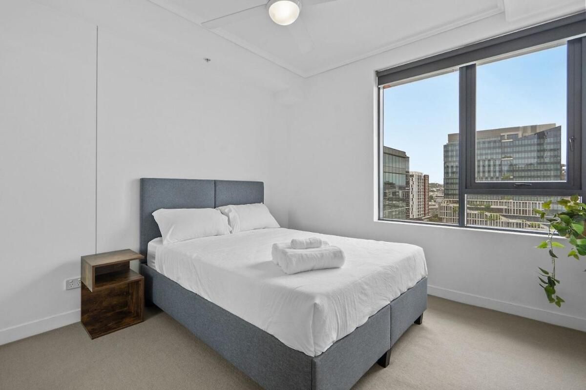 Modern 2 Bedroom - Short Stroll To St