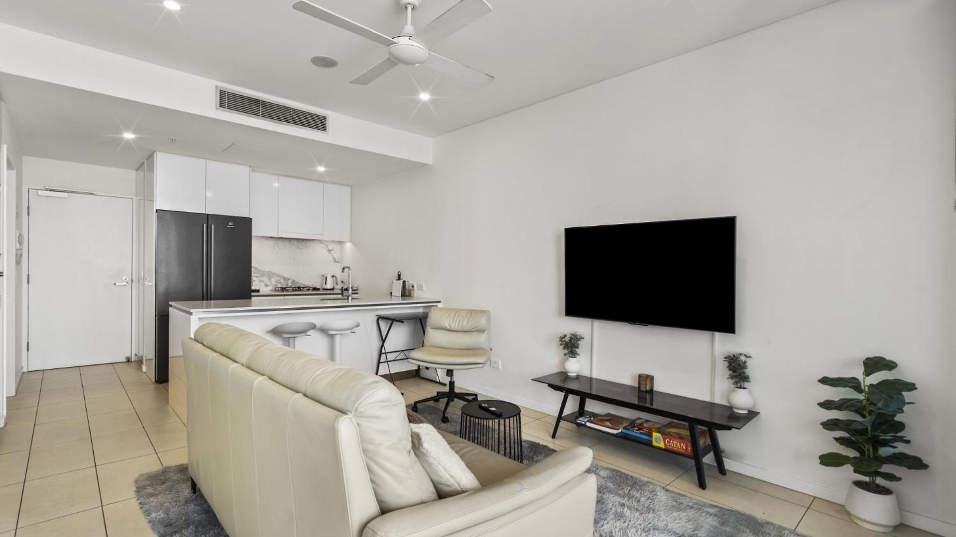 Stylish 2-bed In South Apartment *