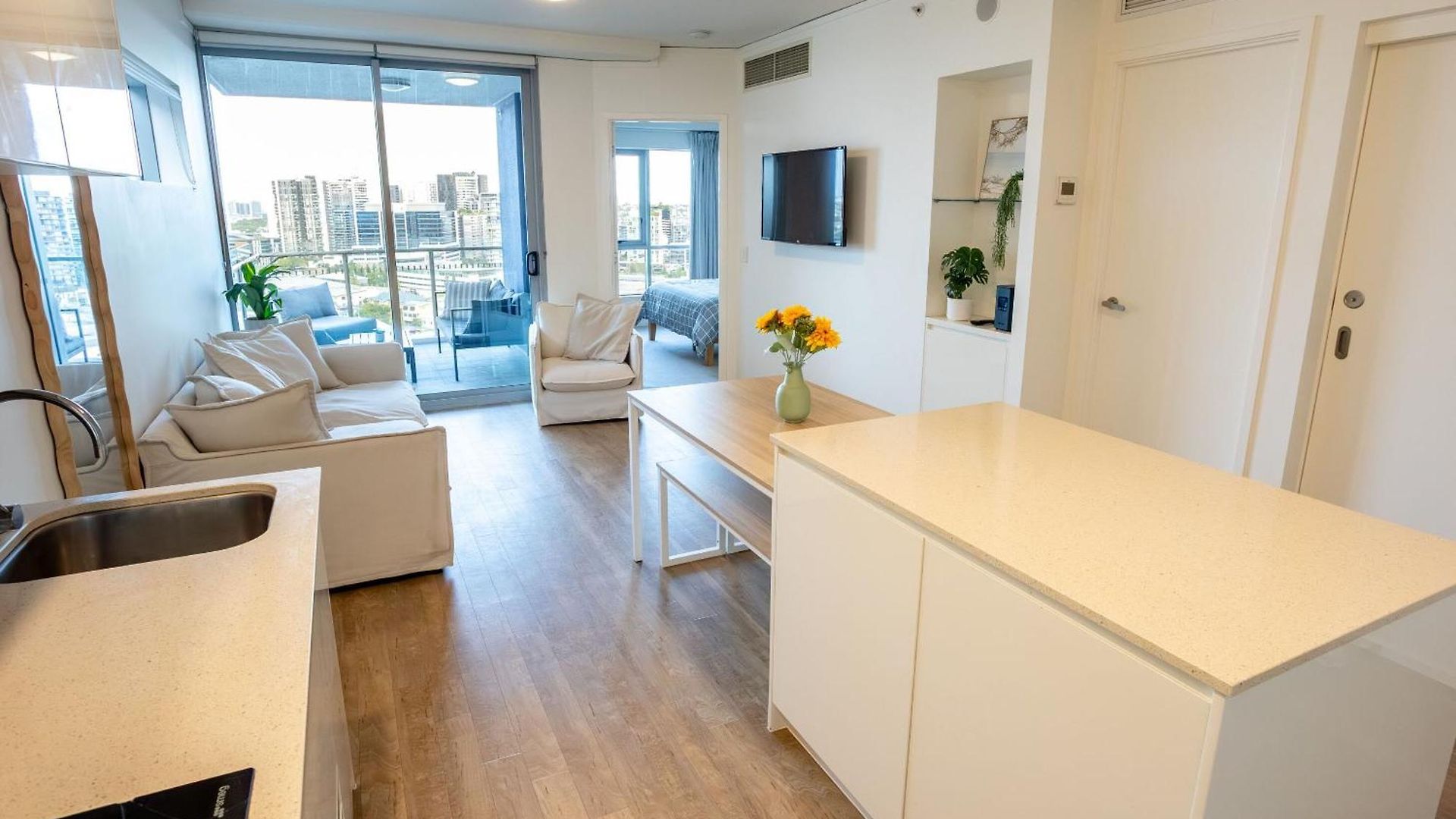 Modern Pad, 1-min To Showgrounds