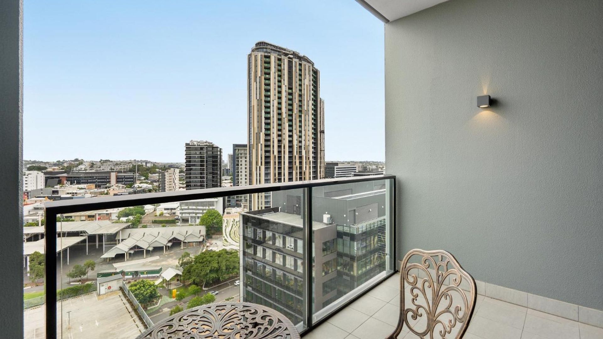 Bright 2-bed In Bowen Hills Apartment