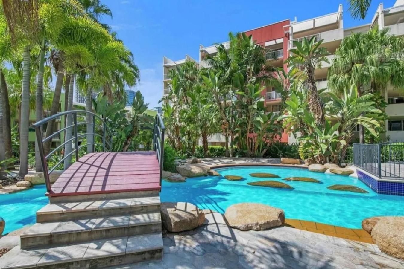 Apartment Modern 2br Retreat With Gym, Pool And Balcony