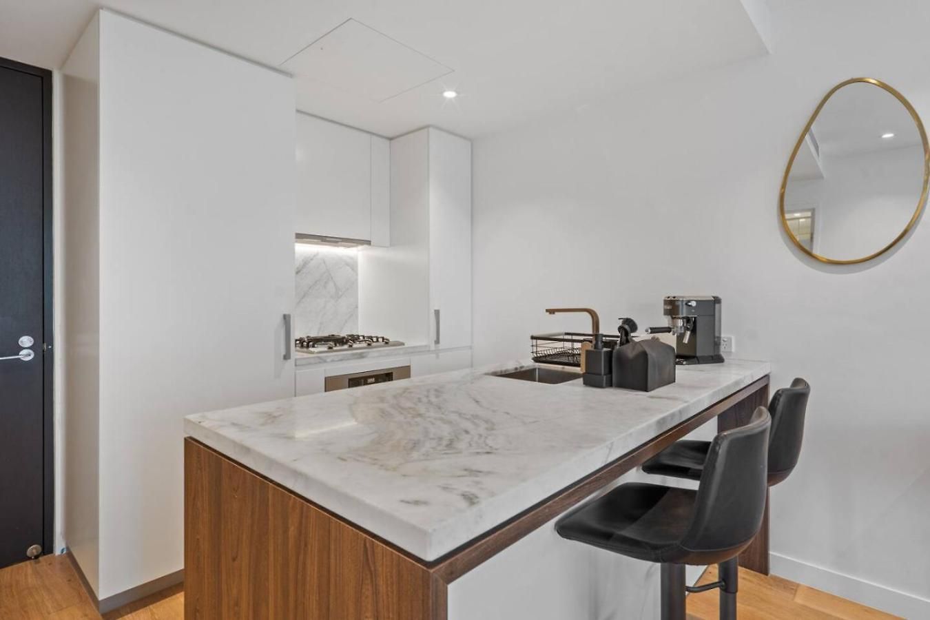 Style Infinity Pool Gym Chic 1 Bedroom Apartment *