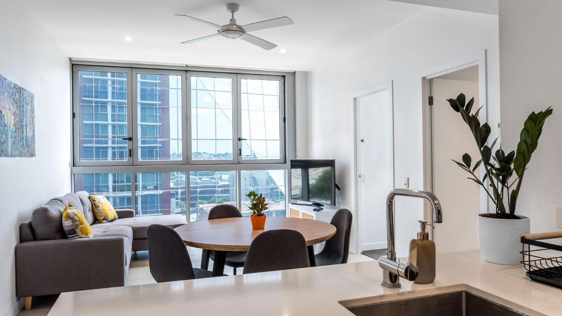 Fortitude Valley Escape With Pool, Gym & Parking
