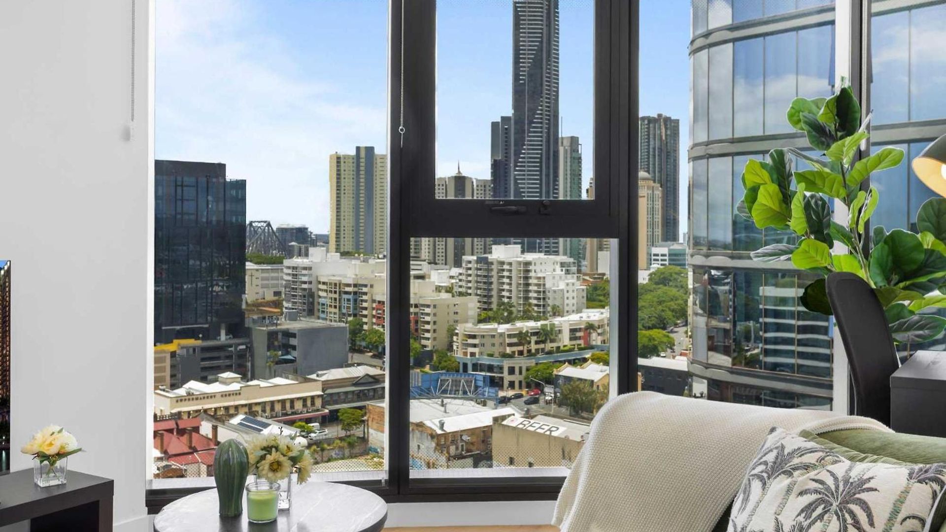 Valley Getaway - Rooftop Pool - Parking - Sleeps 6 *