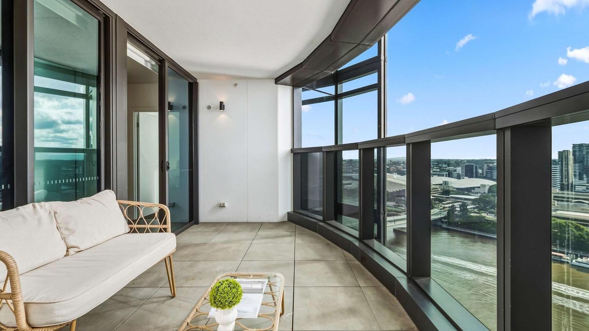 High Rise 2br In Cbd Apartment *