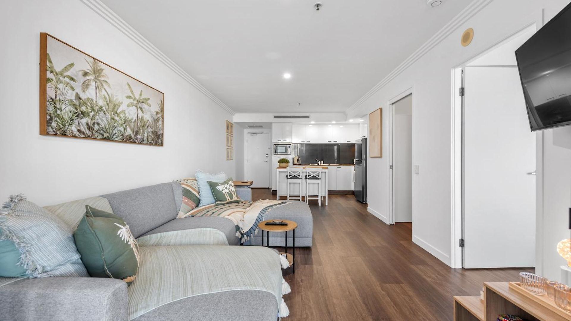 Modern On Mary 1 Bedroom, 1 Bathroom, 1 Car, Views! Apartment