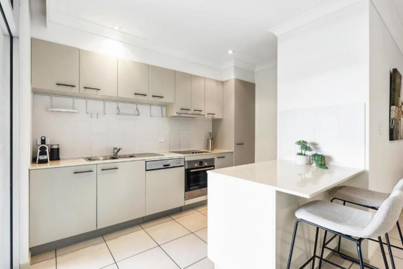Lovely 3-bed With Alfresco Dining By Custom Hosting Apartment