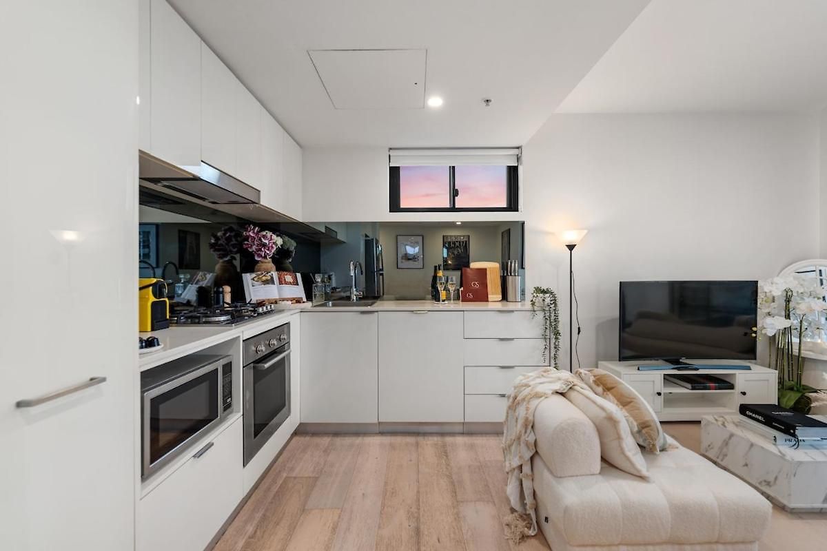 Cs - Gorgeous Views 2br W Parking, Pool & Gym *