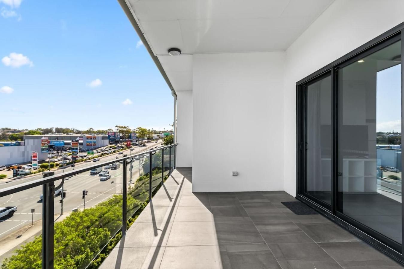 2br Modern With Balcony Great Location Apartment *