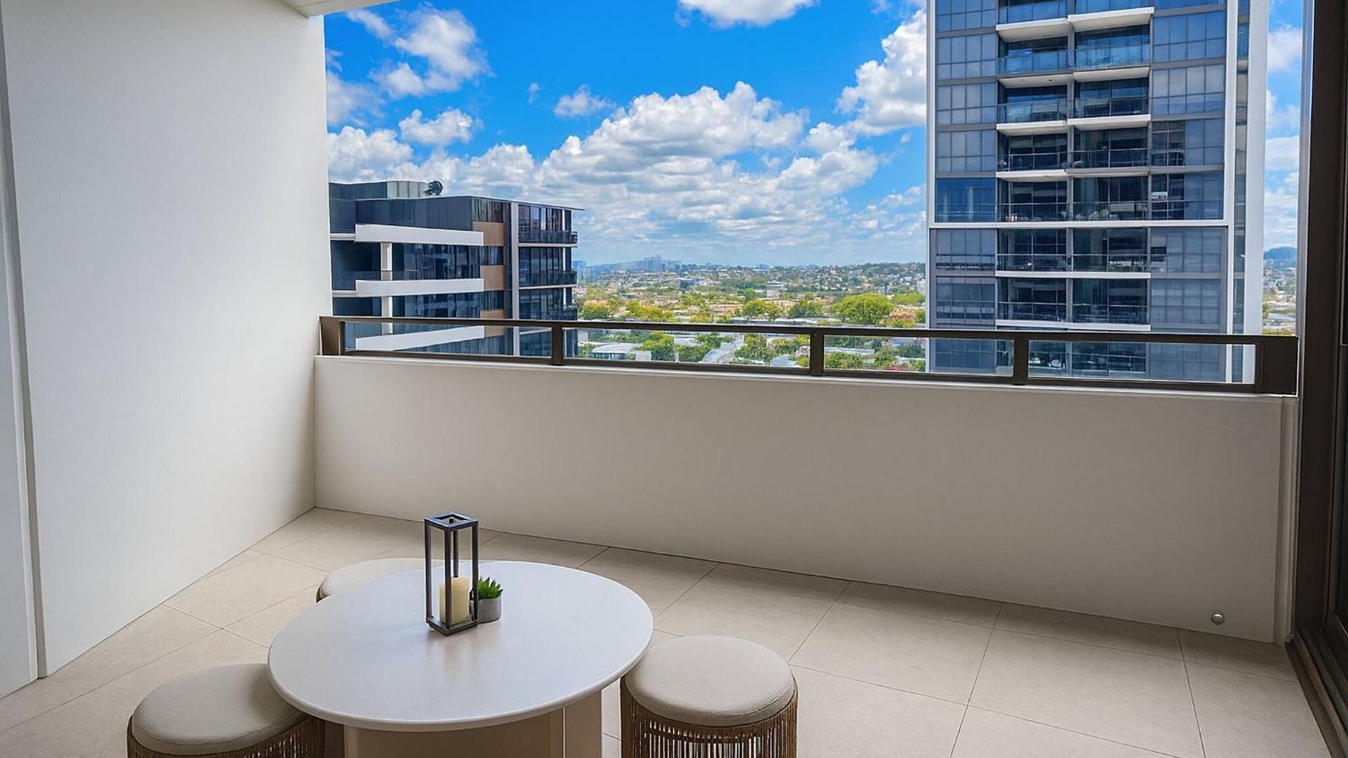 Milton Oasis Level 16- Luxury Near Milton Station Apartment