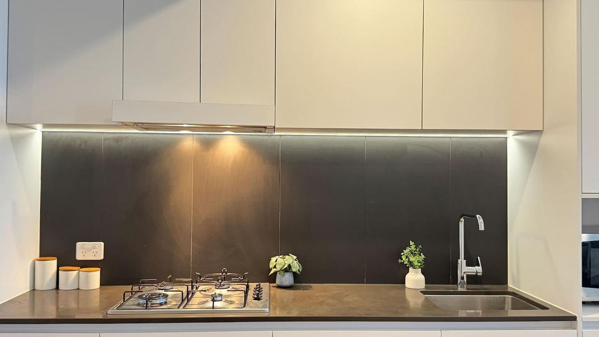 1br One Modern High-rise With Pool & Gym Access Brisbane