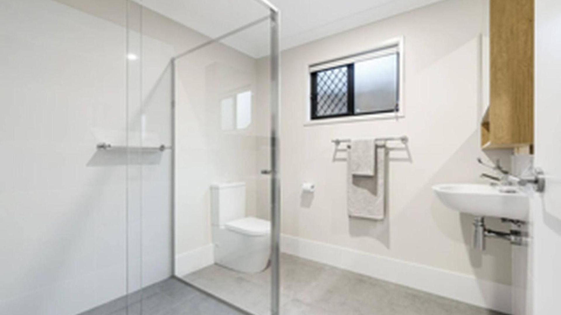 Modern With Garden Views In Shared