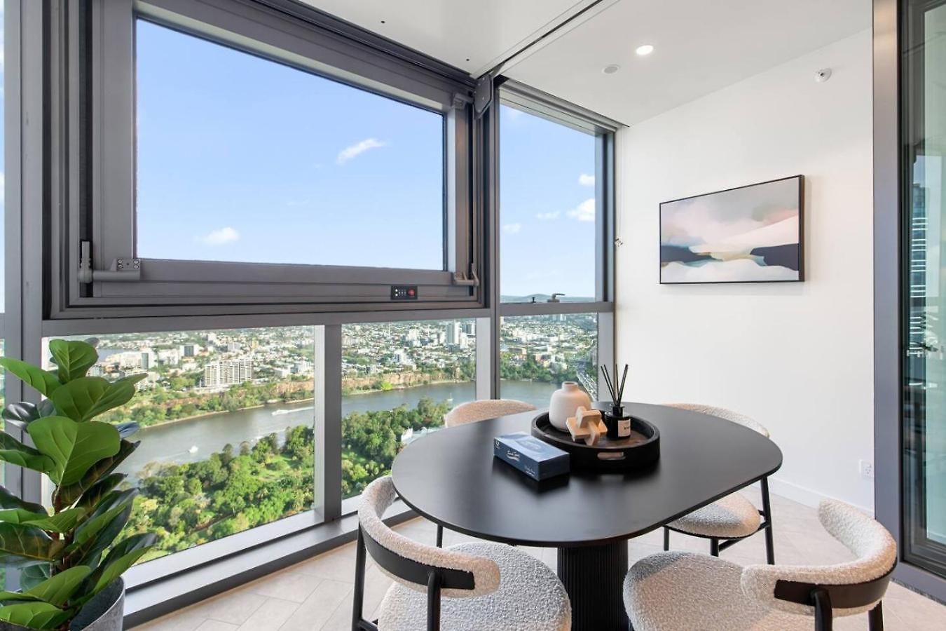 Stylish 1br Retreat With Stunning High-rise Views Apartment *