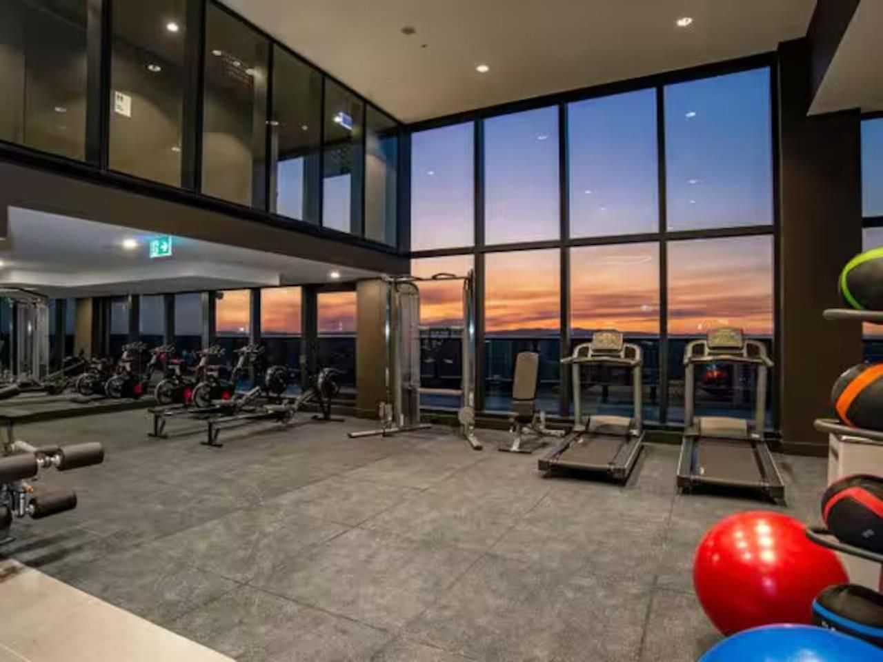 Apartment Skytower 72nd Floor 3br With Parking, Pool And Gym