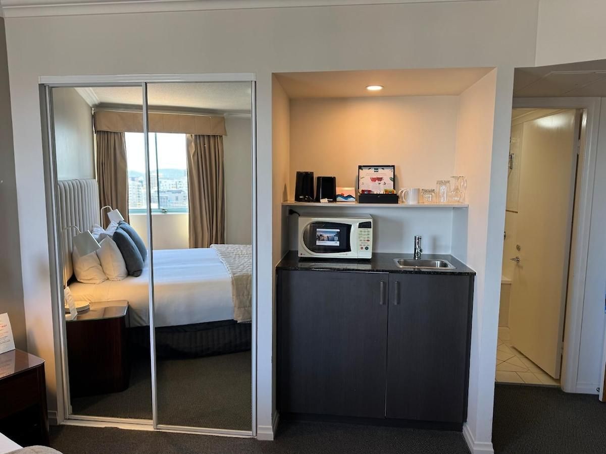 One-bedroom Escape I Mantra On Queen Apartment