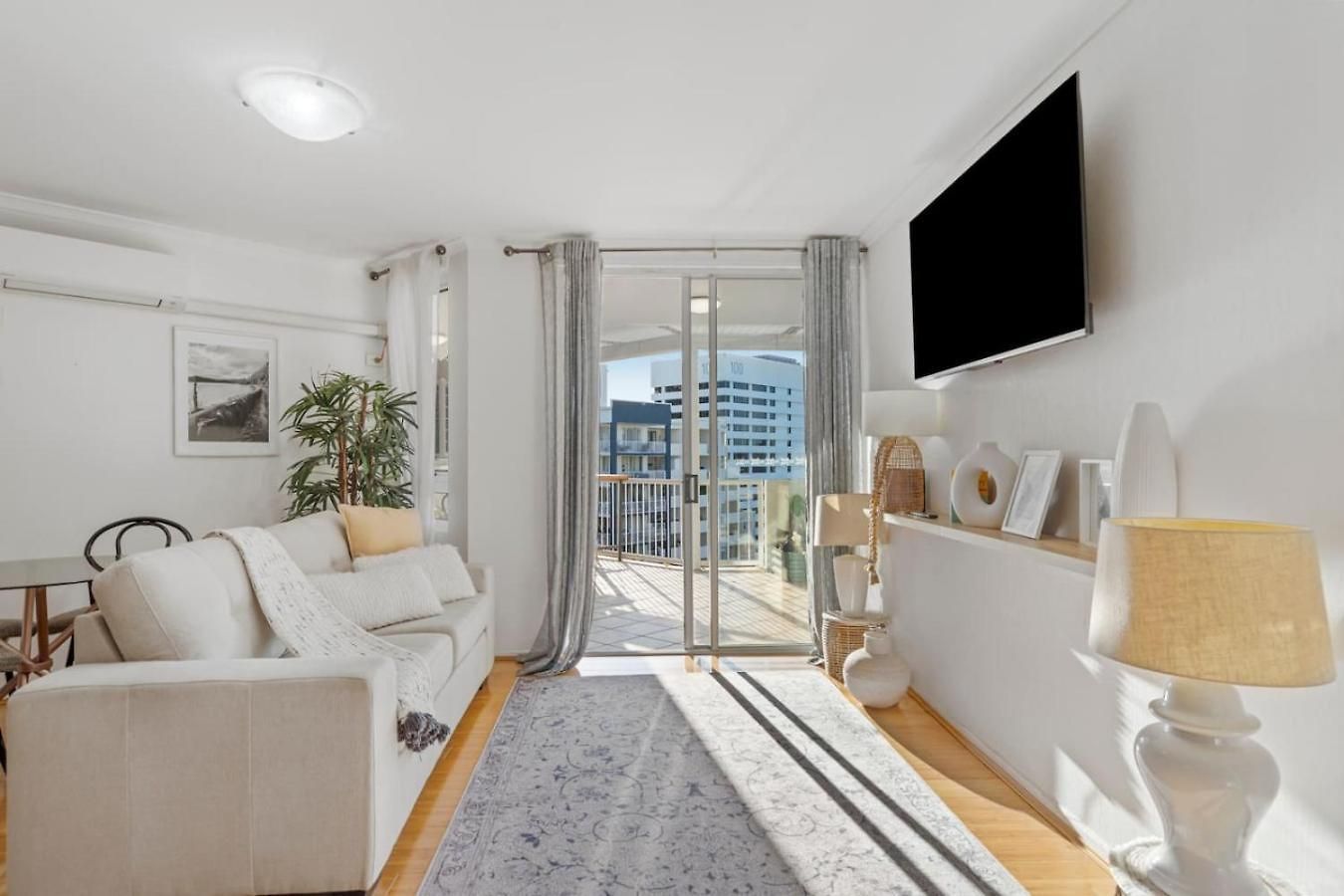 Modern 2br Retreat With Gym, Pool And Balcony Apartment *