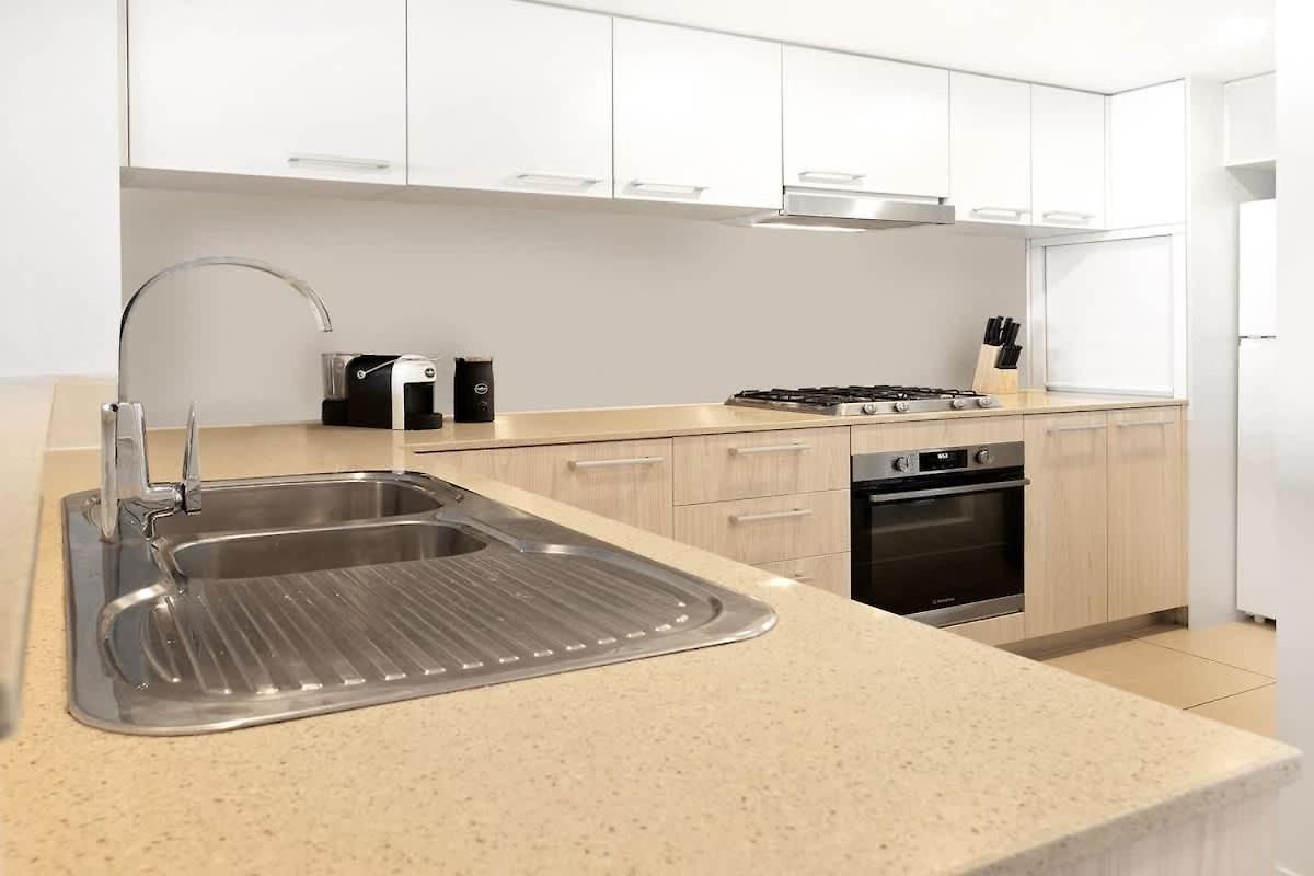 Spring Hill 2br, 2ba Retreat Sleeps 6 - Walk To Cbd With Pool, Free Parking, Balcony, Views, Fast Wi-fi & Gym Apartment Brisbane