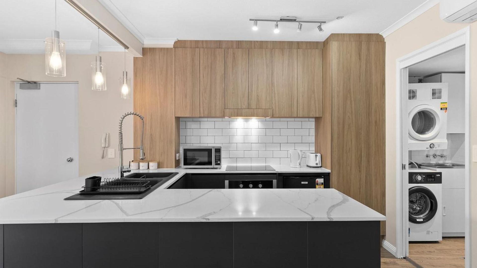 Modern Tropical 1br Oasis In Spring Hill