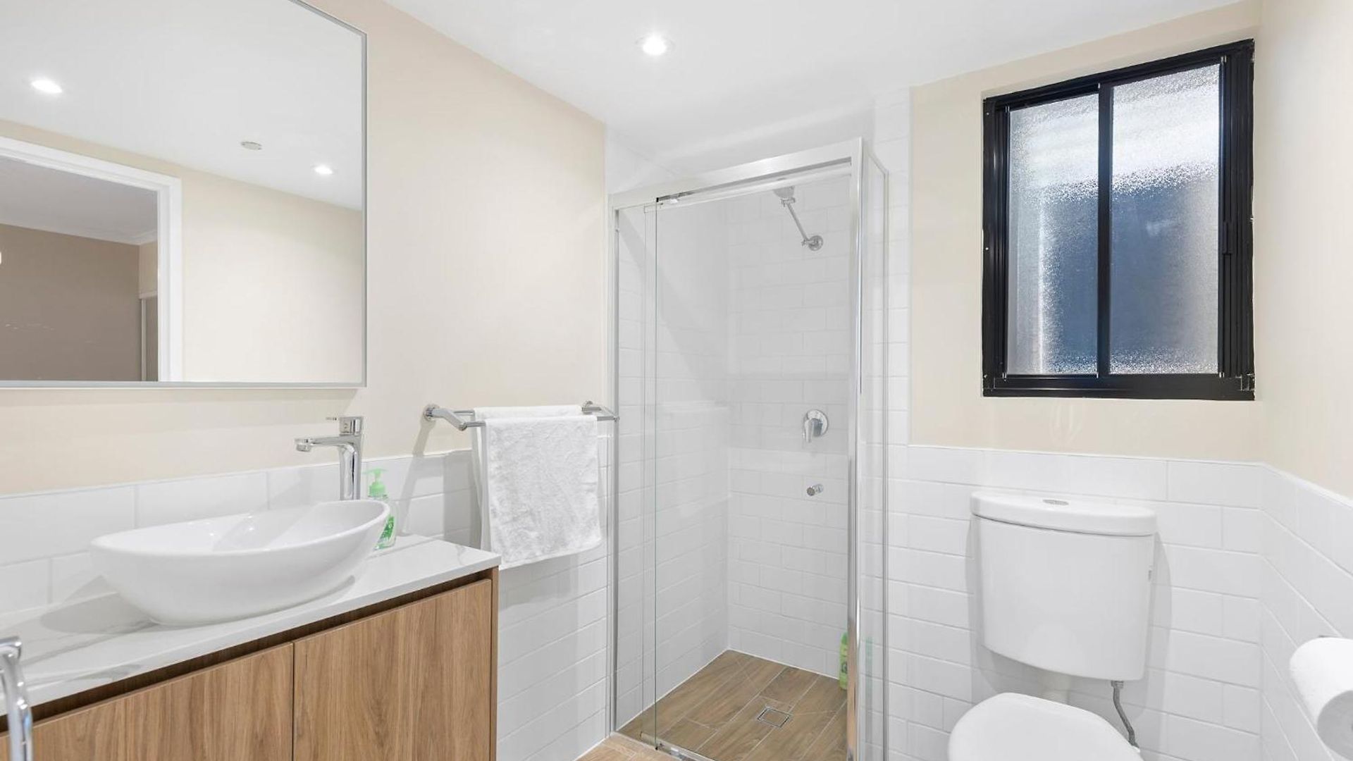 Modern Tropical 1br Oasis In Spring Hill