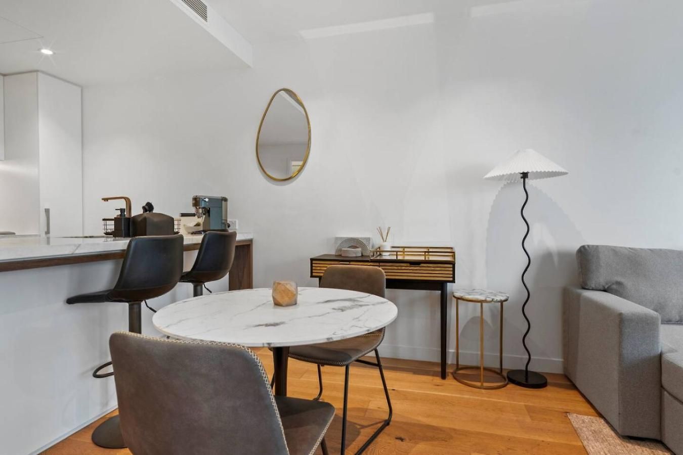 Apartment Style Infinity Pool Gym Chic 1 Bedroom Brisbane