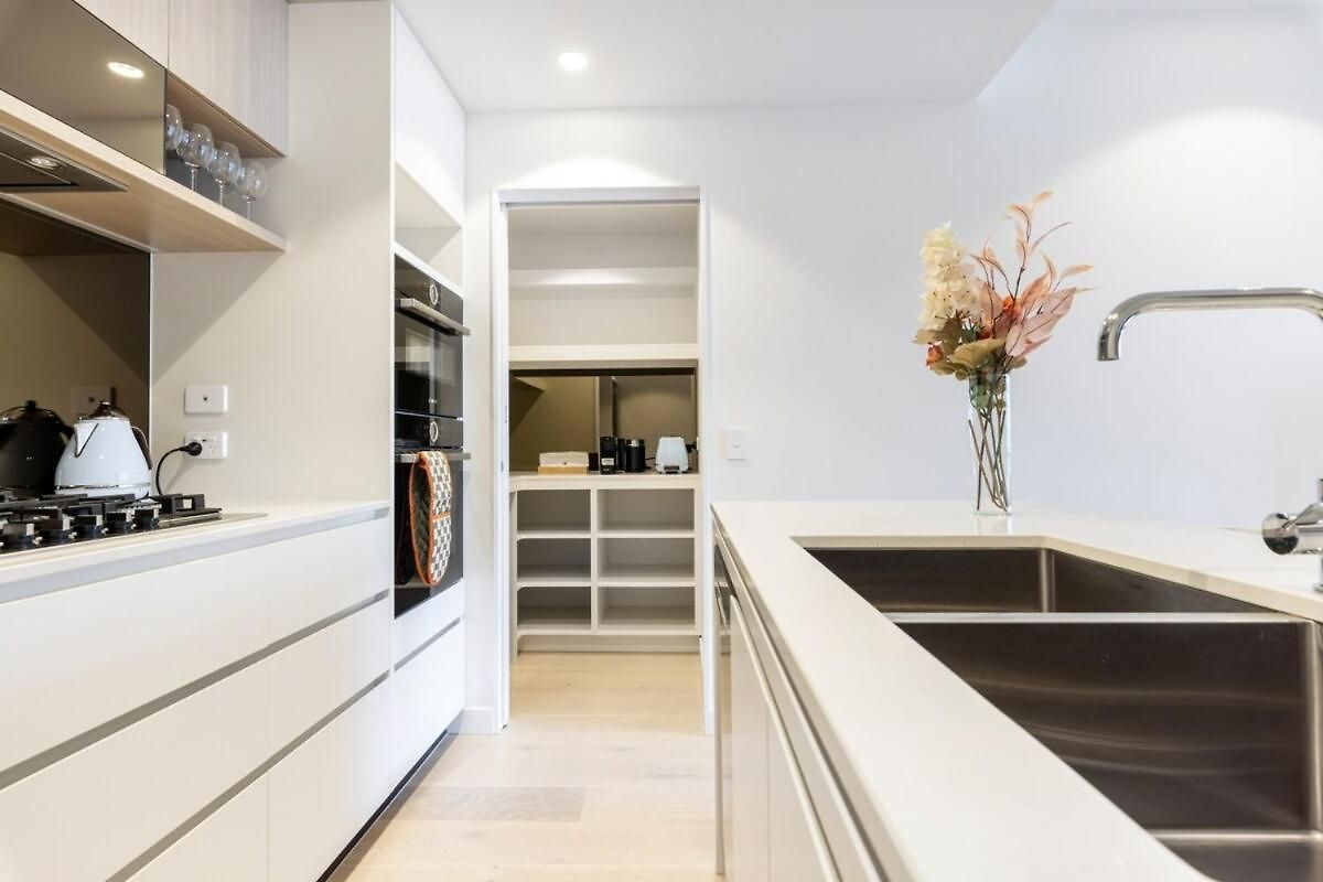 Gorgeous 3br With Study Overlooking Bne River Brisbane