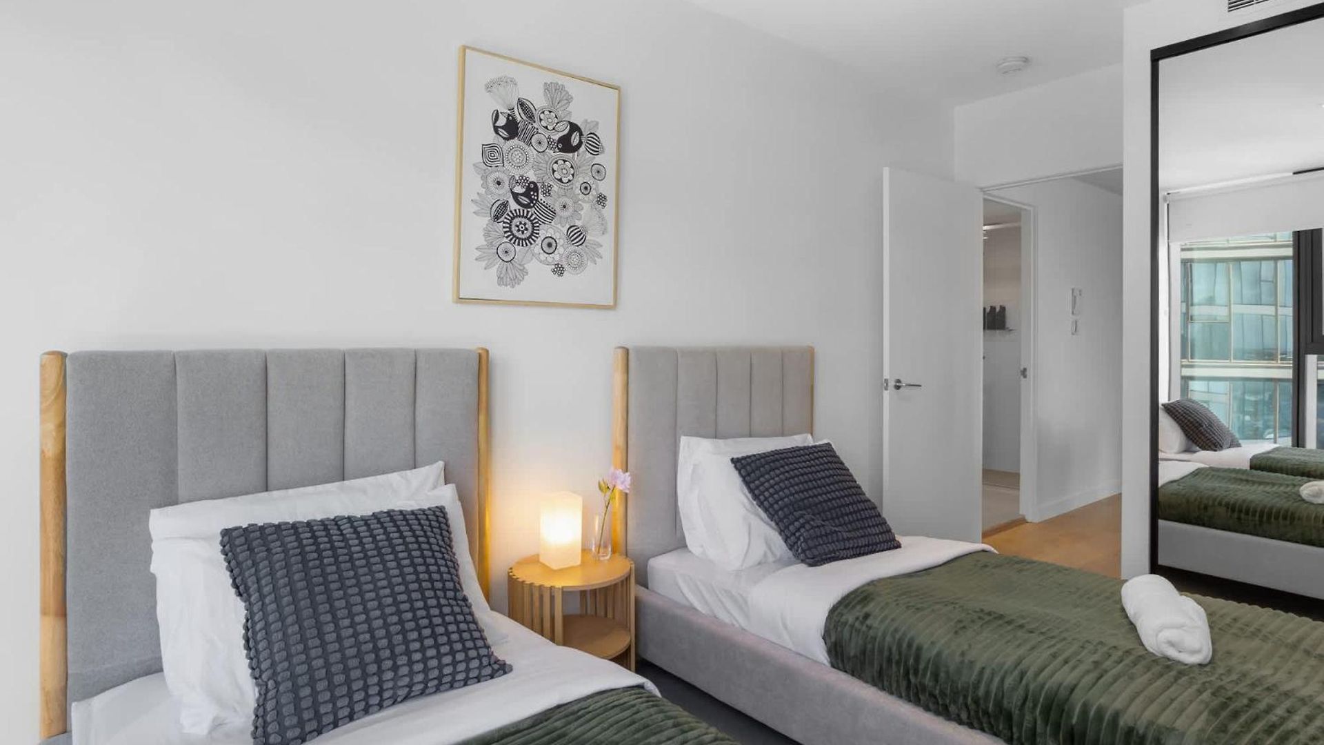 Valley Getaway - Rooftop Pool - Parking - Sleeps 6 Apartment