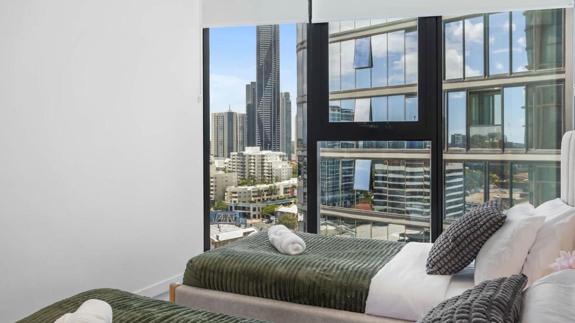 Valley Getaway - Rooftop Pool - Parking - Sleeps 6